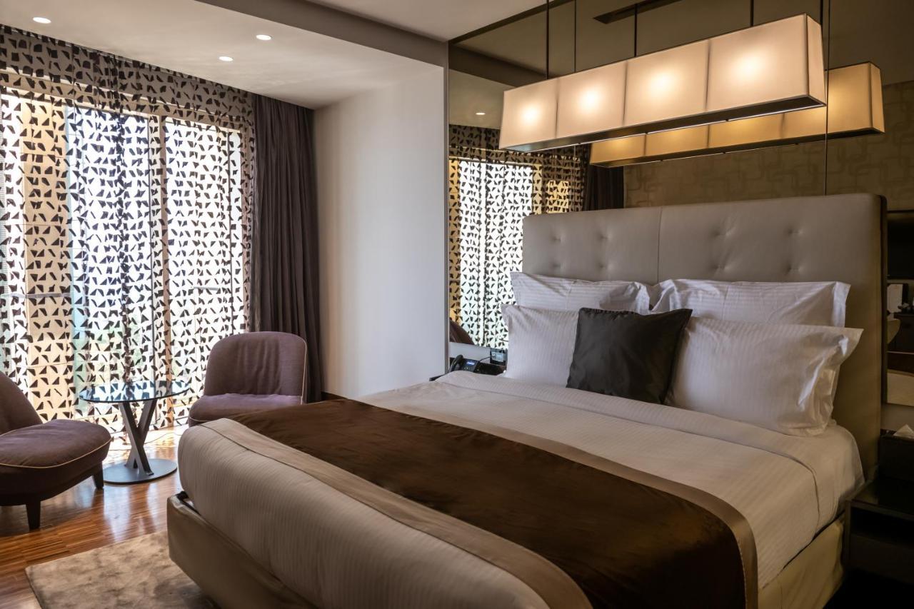 Hotel Lancaster Plaza Beyrouth Extérieur photo A bedroom at the hotel