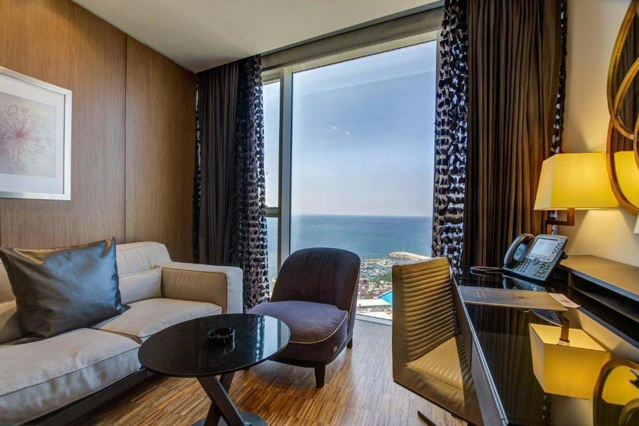 Hotel Lancaster Plaza Beyrouth Extérieur photo A room at the hotel