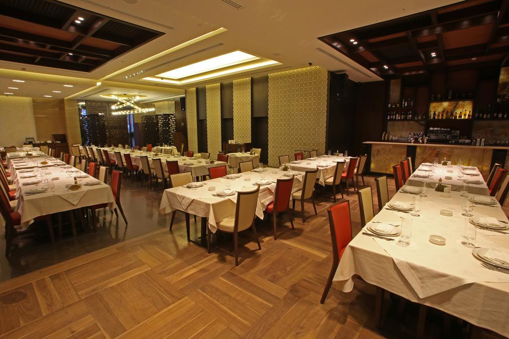 Hotel Lancaster Plaza Beyrouth Extérieur photo Interior of the restaurant