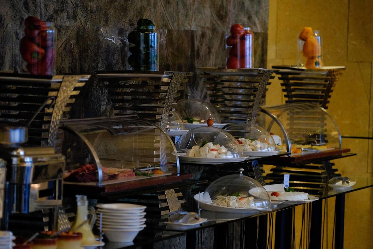 Hotel Lancaster Plaza Beyrouth Extérieur photo A buffet at a hotel