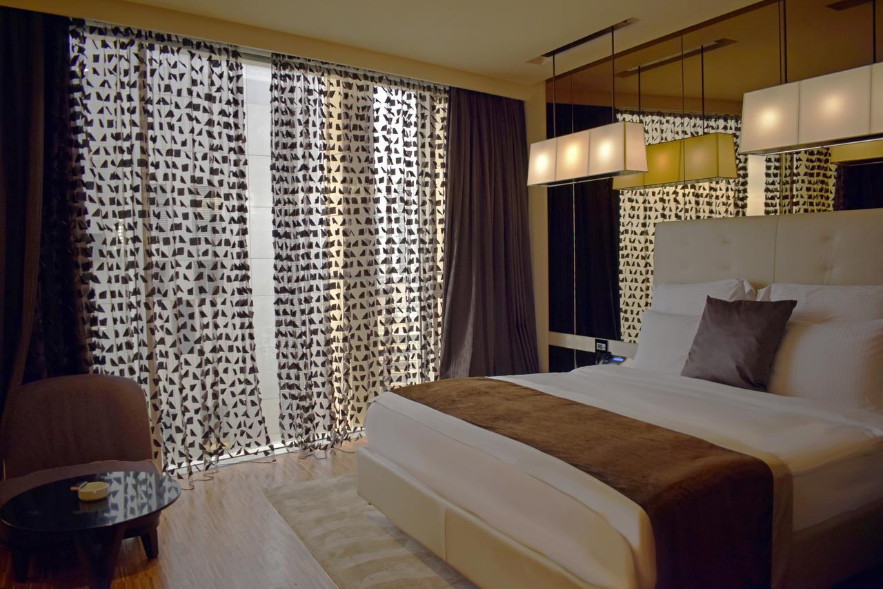 Hotel Lancaster Plaza Beyrouth Extérieur photo A bedroom at the hotel