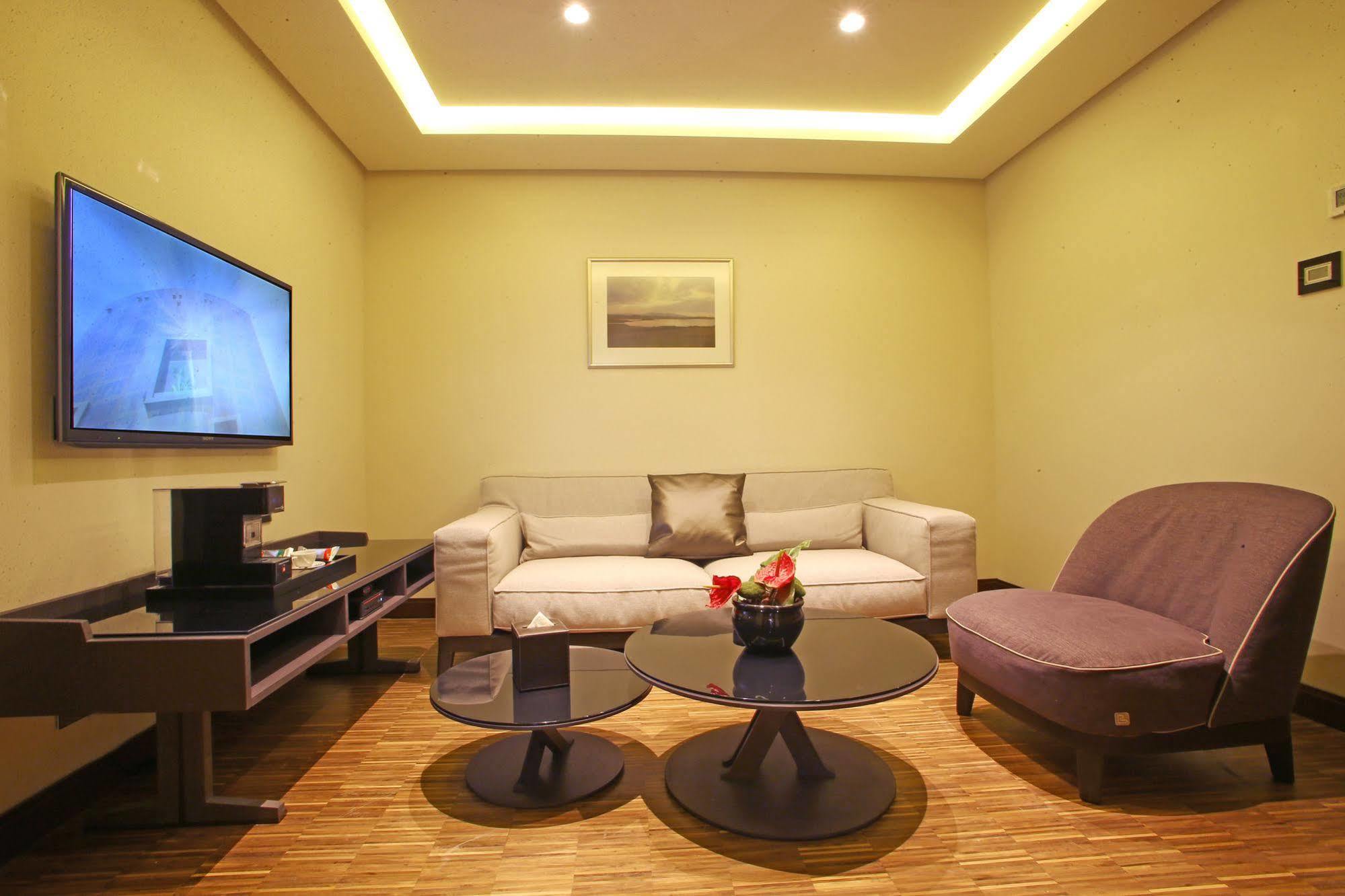 Hotel Lancaster Plaza Beyrouth Extérieur photo A living room