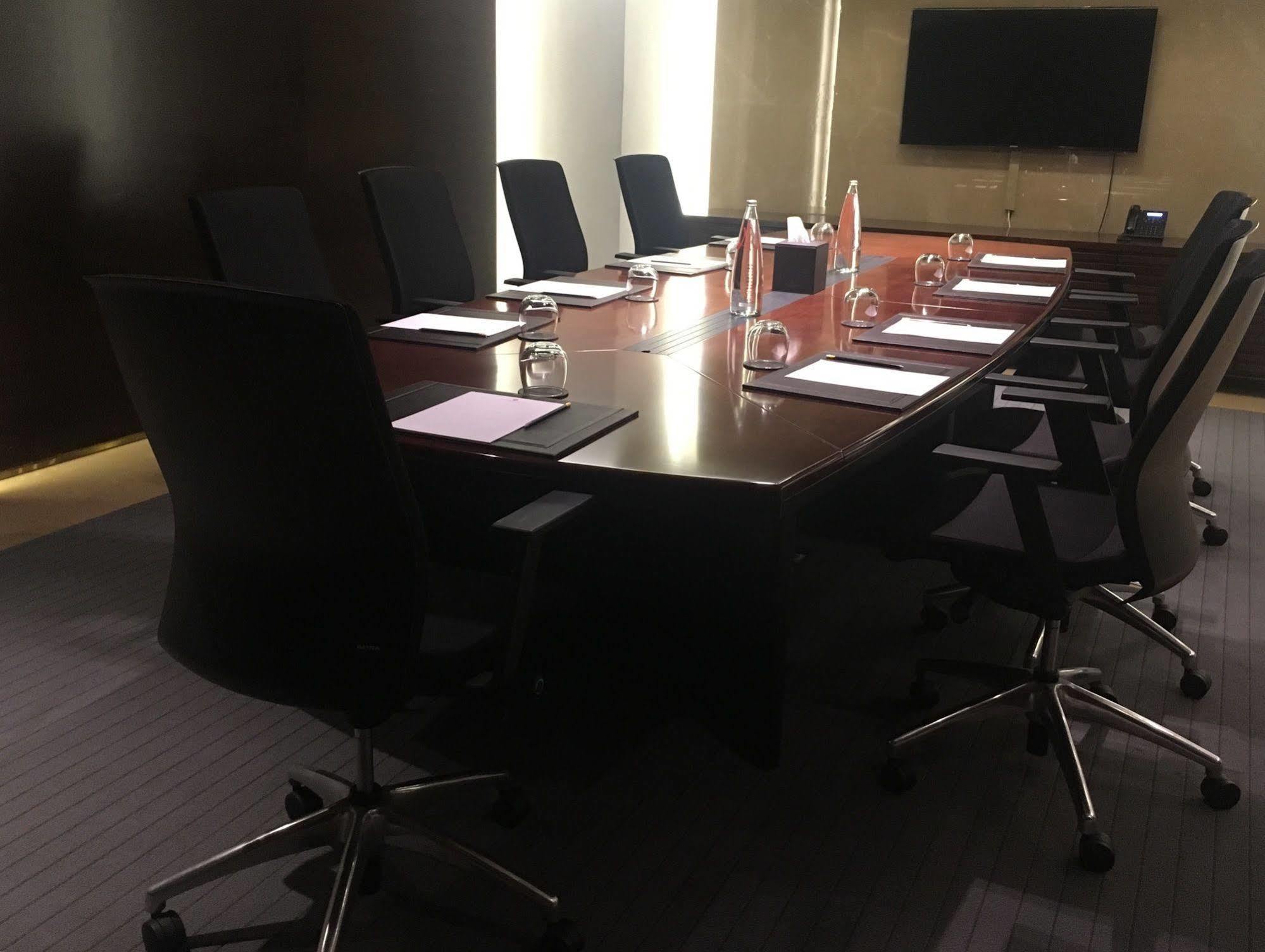 Hotel Lancaster Plaza Beyrouth Extérieur photo A boardroom at a hotel