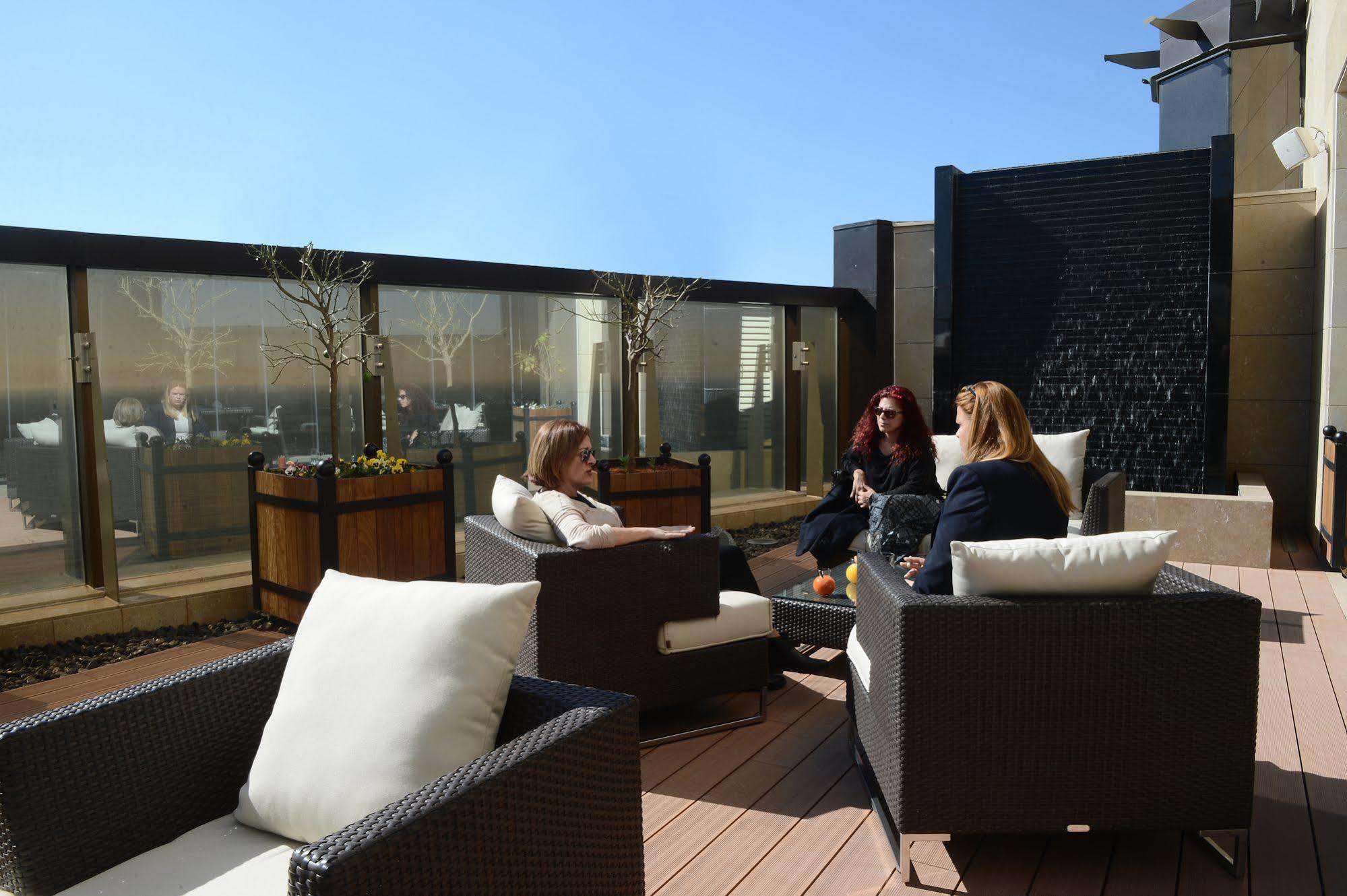 Hotel Lancaster Plaza Beyrouth Extérieur photo The rooftop lounge