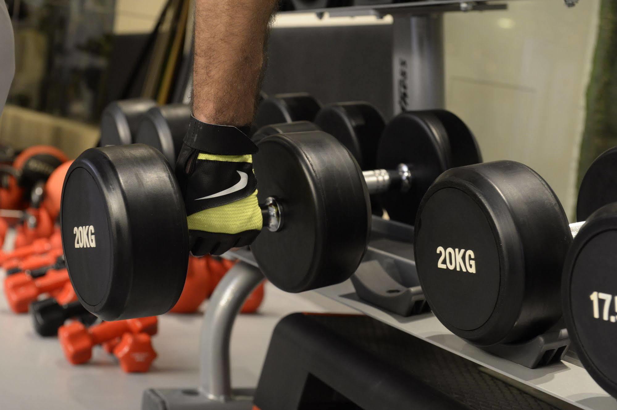 Hotel Lancaster Plaza Beyrouth Extérieur photo 20 kg (44 lb) dumbbells