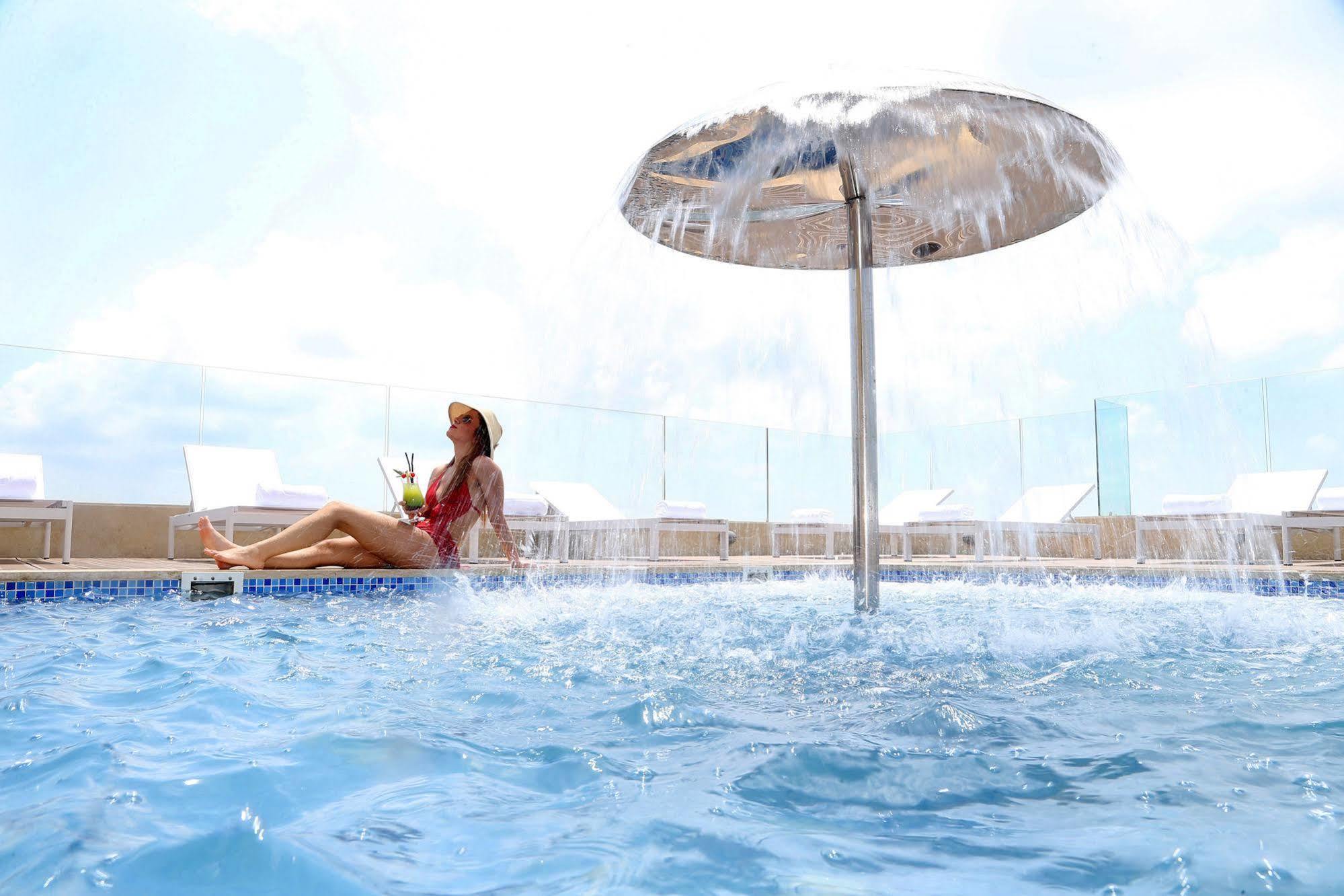 Hotel Lancaster Plaza Beyrouth Extérieur photo A woman relaxing at a pool