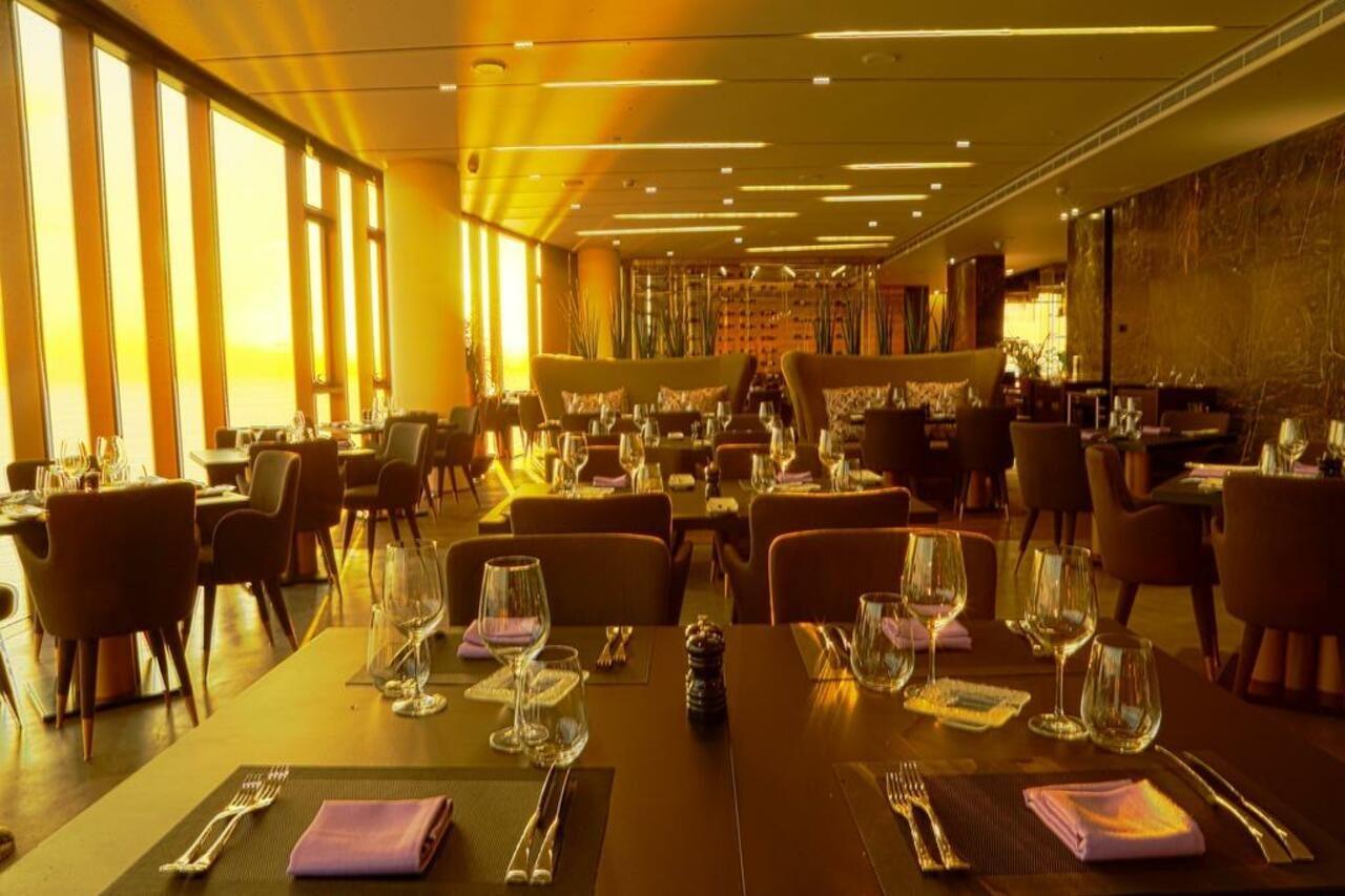 Hotel Lancaster Plaza Beyrouth Extérieur photo The interior of the restaurant
